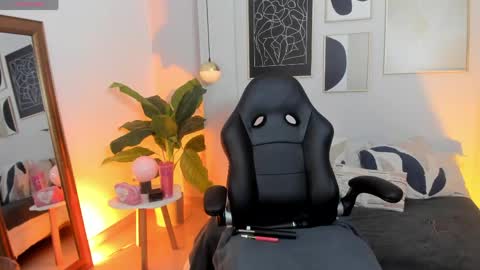 _nicoletteshea_ online show from 06-08-26, 08:31