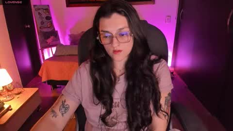 Snapshot of _peach__ chatting on 10-21-25, 03:29 violeta ig online show from 10-21-25, 03:29