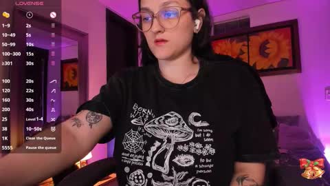 Snapshot of _peach__ chatting on 11-28-25, 05:10 violeta ig online show from 11-28-25, 05:10