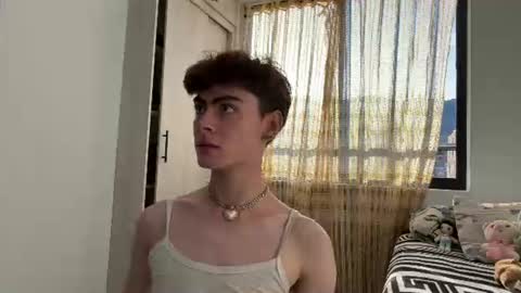Snapshot of _peachyboy chatting on 06-12-26, 10:08 esteban online show from 06-12-26, 10:08