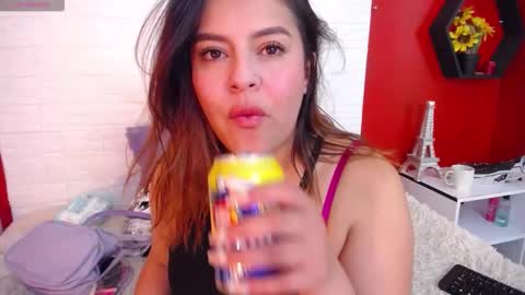 Snapshot of _poison_sweet chatting on 10-29-25, 05:58 Laura online show from 10-29-25, 05:58