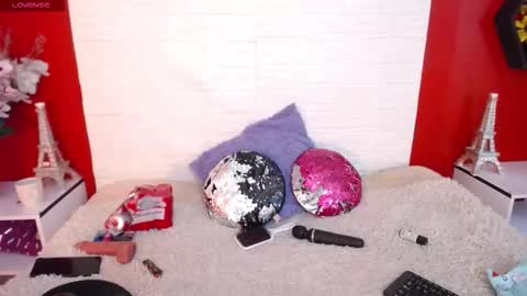 Snapshot of _poison_sweet chatting on 10-31-25, 06:42 Laura online show from 10-31-25, 06:42