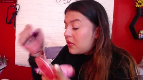 Snapshot of _poison_sweet chatting on 12-17-25, 05:30 Laura online show from 12-17-25, 05:30