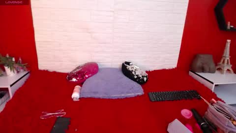 Snapshot of _poison_sweet chatting on 12-19-25, 06:37 Laura online show from 12-19-25, 06:37