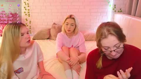 Snapshot of _ramune_ chatting on 09-30-25, 02:22 Merlizz Eva Jane Mila Nicole left to right online show from 09-30-25, 02:22