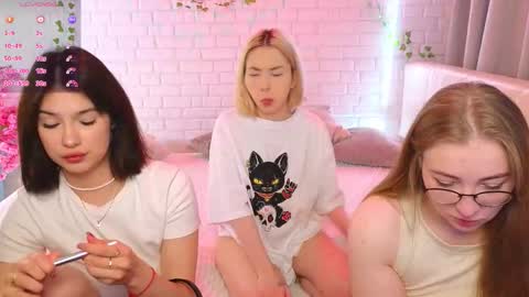 Snapshot of _ramune_ chatting on 10-10-25, 02:05 Merlizz Eva Jane Mila Nicole left to right online show from 10-10-25, 02:05