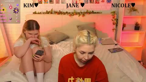 Snapshot of _ramune_ chatting on 05-27-26, 01:57 Merlizz Eva Jane Mila Nicole left to right online show from 05-27-26, 01:57