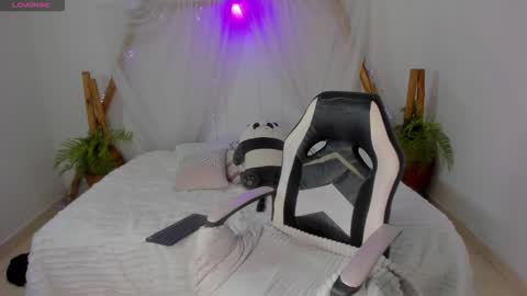 Snapshot of _redmoon chatting on 12-22-25, 07:00 Moon online show from 12-22-25, 07:00