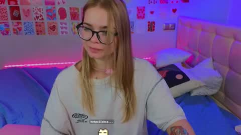 Snapshot of _reverse_gang_ chatting on 02-16-25, 04:42 LISSAPVT IS OPEN online show from 02-16-25, 04:42