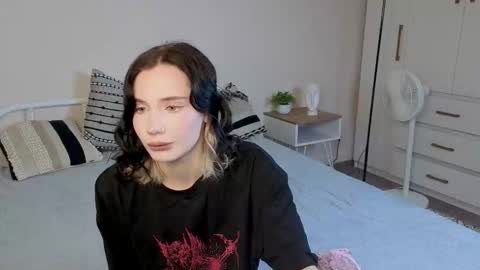Snapshot of _reverse_gang_ chatting on 09-18-25, 04:25 LISSAPVT IS OPEN online show from 09-18-25, 04:25