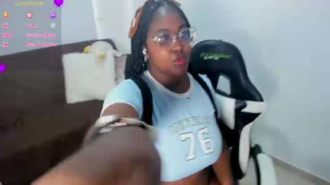 Snapshot of _sarah_banks chatting on 02-10-25, 03:21 Ms. JONES online show from 02-10-25, 03:21