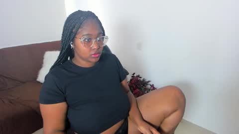 Snapshot of _sarah_banks chatting on 02-17-25, 02:59 Ms. JONES online show from 02-17-25, 02:59