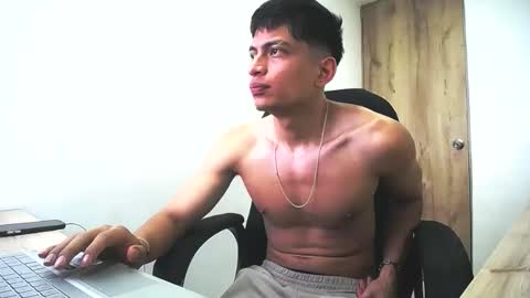 Juan Pablo-independent model online show from 06-10-26, 09:14
