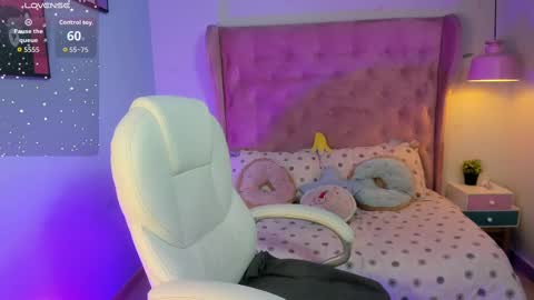 Snapshot of _sophie__miller chatting on 09-29-25, 10:36 Sophie online show from 09-29-25, 10:36