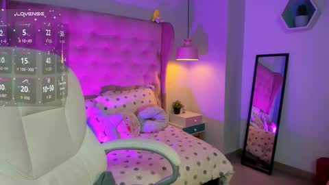 Snapshot of _sophie__miller chatting on 11-26-25, 10:55 Sophie online show from 11-26-25, 10:55