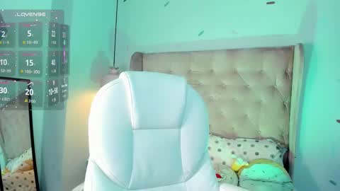 Snapshot of _sophie__miller chatting on 12-20-25, 09:00 Sophie online show from 12-20-25, 09:00