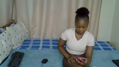 Snapshot of _sweetums chatting on 09-30-25, 10:48 Rosy  Steph online show from 09-30-25, 10:48
