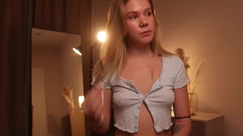 Snapshot of _teasecake_ chatting on 02-13-25, 01:19 Annie online show from 02-13-25, 01:19