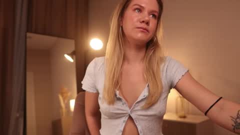 Snapshot of _teasecake_ chatting on 02-17-25, 01:25 Annie online show from 02-17-25, 01:25