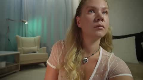 Snapshot of _teasecake_ chatting on 10-13-25, 01:38 Annie online show from 10-13-25, 01:38