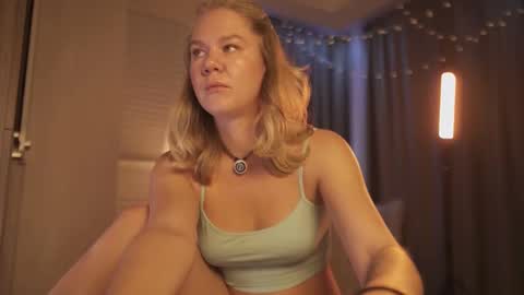 Snapshot of _teasecake_ chatting on 02-08-26, 05:00 Annie online show from 02-08-26, 05:00