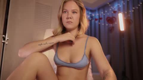 Snapshot of _teasecake_ chatting on 02-19-26, 02:40 Annie online show from 02-19-26, 02:40