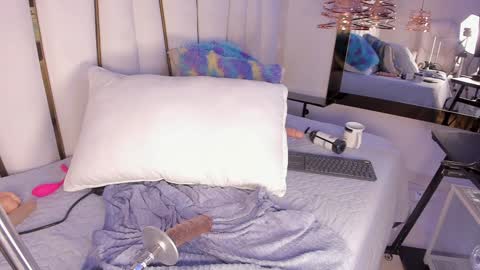 Snapshot of _tinyrousse_ chatting on 12-17-24, 10:11 Rousse online show from 12-17-24, 10:11