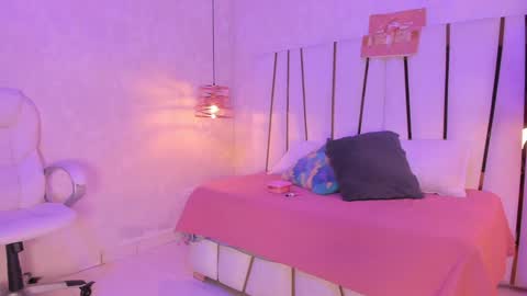 Snapshot of _tinyrousse_ chatting on 12-19-24, 07:29 Rousse online show from 12-19-24, 07:29