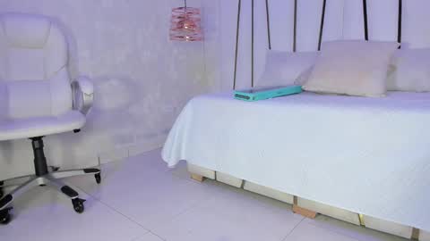 Snapshot of _tinyrousse_ chatting on 02-16-25, 07:05 Rousse online show from 02-16-25, 07:05