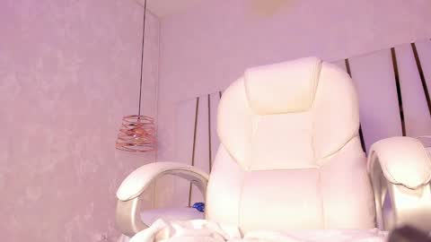 Snapshot of _tinyrousse_ chatting on 02-19-25, 07:27 Rousse online show from 02-19-25, 07:27