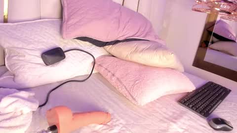 Snapshot of _tinyrousse_ chatting on 03-11-25, 10:42 Rousse online show from 03-11-25, 10:42
