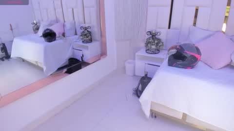 Snapshot of _tinyrousse_ chatting on 09-15-25, 07:14 Rousse online show from 09-15-25, 07:14