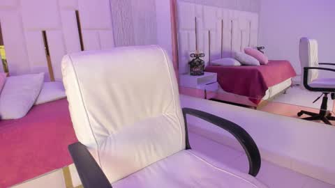 Snapshot of _tinyrousse_ chatting on 12-22-25, 07:33 Rousse online show from 12-22-25, 07:33