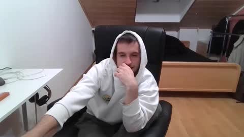 Snapshot of _v_l_a_d_ chatting on 10-18-25, 10:21 Vlad online show from 10-18-25, 10:21