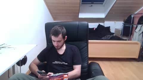 Snapshot of _v_l_a_d_ chatting on 10-28-25, 12:25 Vlad online show from 10-28-25, 12:25