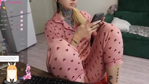 Snapshot of _viv1an_ chatting on 01-03-25, 10:31 Alis online show from 01-03-25, 10:31