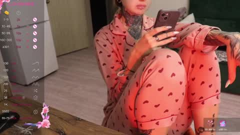 Snapshot of _viv1an_ chatting on 01-04-25, 11:33 Alis online show from 01-04-25, 11:33
