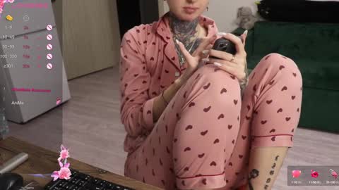 Snapshot of _viv1an_ chatting on 01-06-25, 04:44 Alis online show from 01-06-25, 04:44