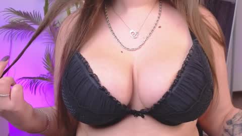 Snapshot of _wendy_evans_ chatting on 01-25-25, 07:39 Wendy online show from 01-25-25, 07:39