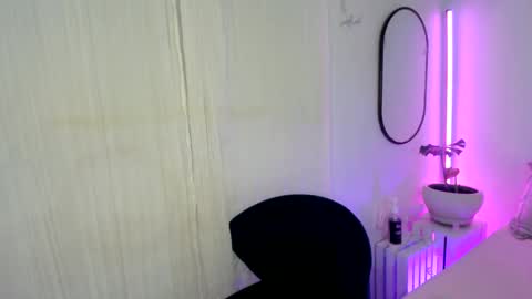 Snapshot of aaliyahlayla chatting on 01-28-25, 04:08 Aaliyahlayla online show from 01-28-25, 04:08