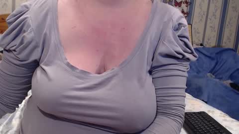 Snapshot of aamarillis chatting on 09-30-25, 10:59 NINA online show from 09-30-25, 10:59