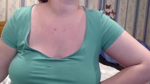 Snapshot of aamarillis chatting on 11-09-25, 01:48 NINA online show from 11-09-25, 01:48