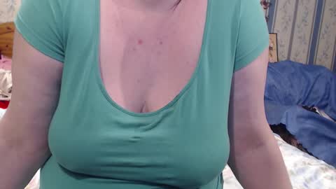 Snapshot of aamarillis chatting on 11-09-25, 09:57 NINA online show from 11-09-25, 09:57