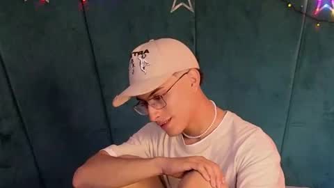 Snapshot of aaron_eze chatting on 12-13-25, 09:53 Aaron Ezequiel online show from 12-13-25, 09:53