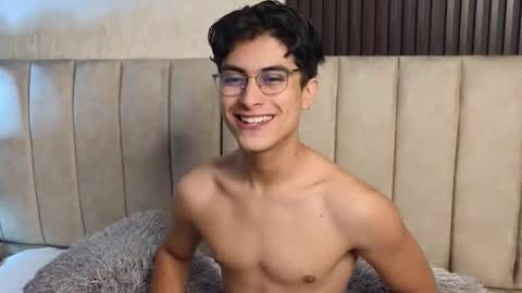 Snapshot of aaron_eze chatting on 01-16-26, 12:25 Aaron Ezequiel online show from 01-16-26, 12:25