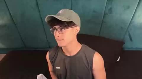 Snapshot of aaron_eze chatting on 04-10-26, 12:43 Aaron Ezequiel online show from 04-10-26, 12:43