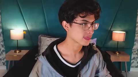 Aaron Ezequiel online show from 06-03-26, 01:03