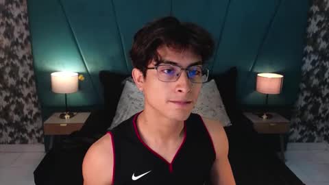 Snapshot of aaron_eze chatting on 06-05-26, 12:22 Aaron Ezequiel online show from 06-05-26, 12:22