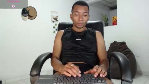 Snapshot of aaronblack1_ chatting on 09-18-25, 08:38 Heyy my name is Aaron online show from 09-18-25, 08:38