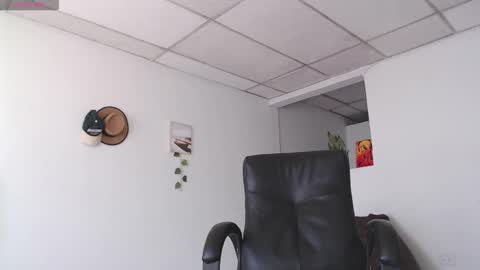 Snapshot of aaronblack1_ chatting on 09-23-25, 03:59 Heyy my name is Aaron online show from 09-23-25, 03:59